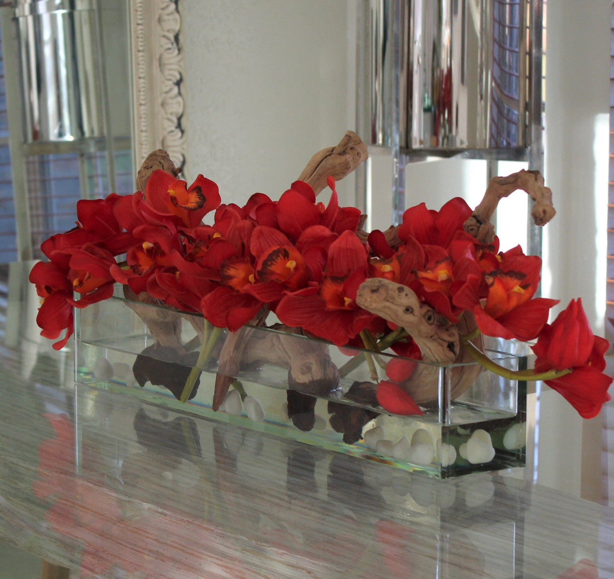 Cache-pot en verre plat Casa Moderna 24" aux cymbidiums rouges
