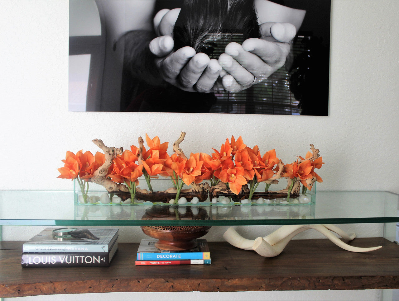 Cache-pot en verre plat Casa Moderna 36" aux orchidées cymbidiums orange