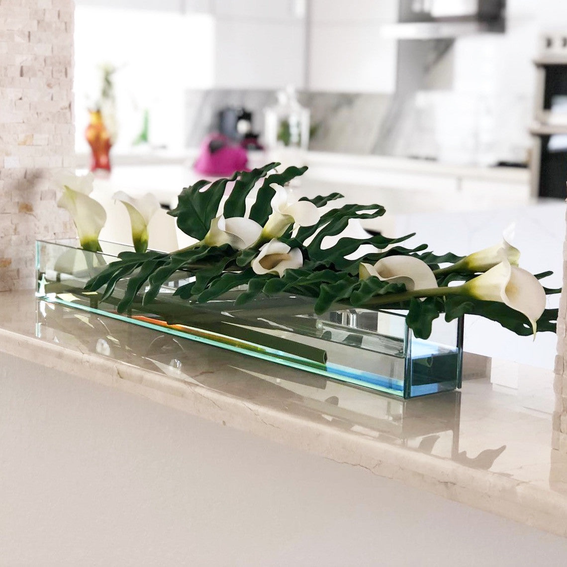 Cache-pot en verre plat Casa Moderna 36" aux callas blancs et feuilles de Monstera