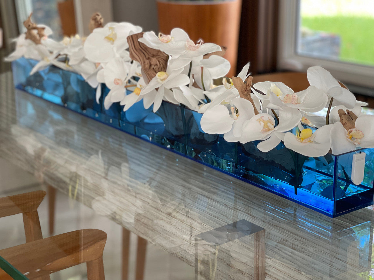 Cache-pot acrylique bleu Casa Moderna 48" aux orchidées blanches et bois flotté