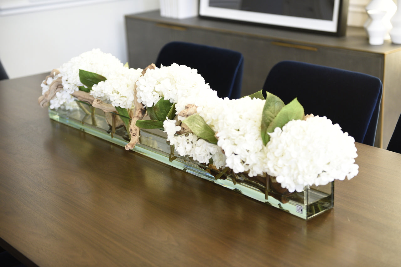 Cache-pot en verre plat Casa Moderna 48" aux hortensias blancs et bois flotté