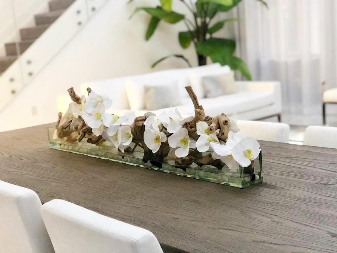 Cache-pot en verre plat Casa Moderna 48" aux orchidées blanches
