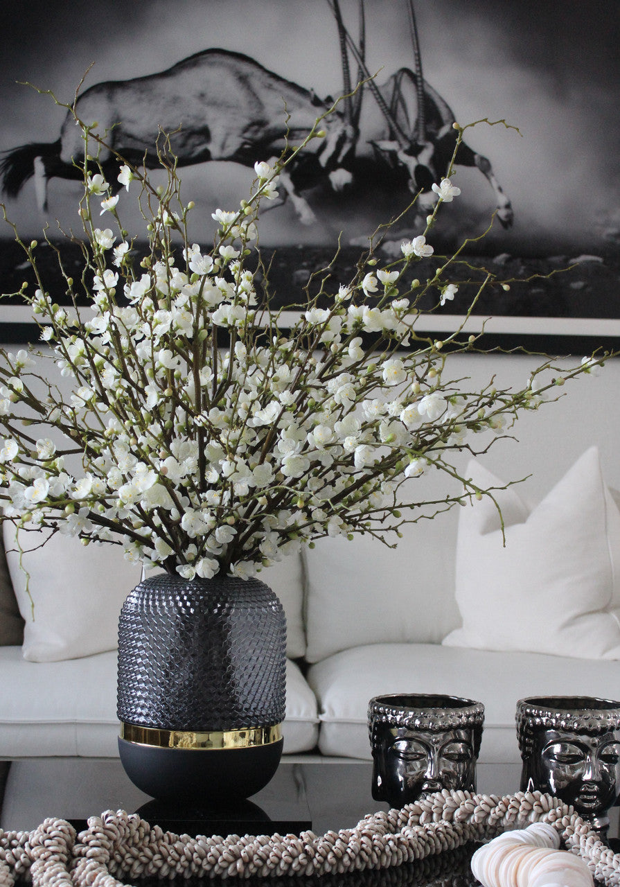 Vase cygne noir aux fleurs de cerisier blanches