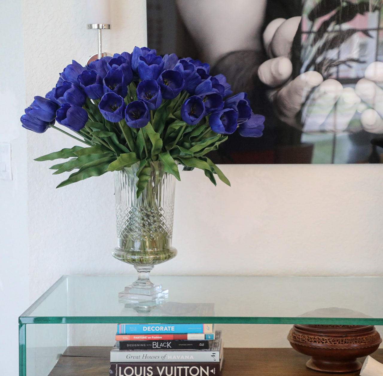 Tulipes bleues dans urne Cristo