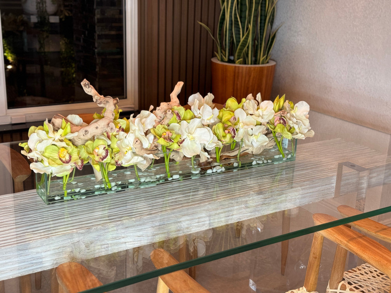 Casa Moderna aux Vanda blanches et cymbidiums verts