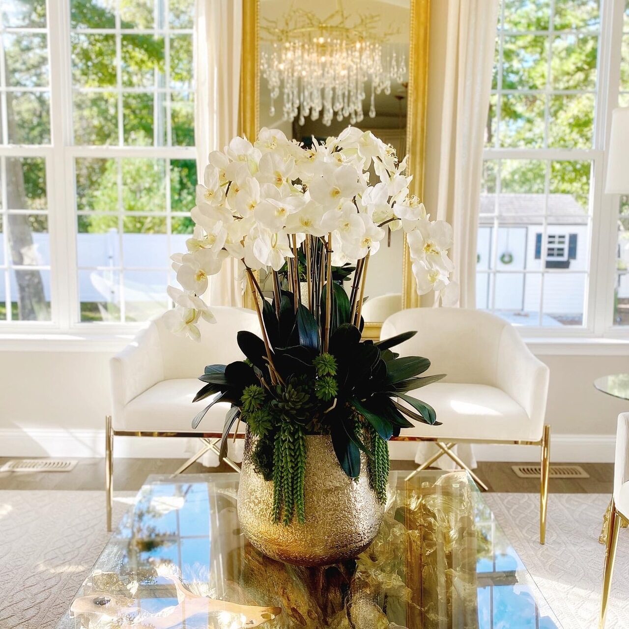 Pot Delaney doré aux multiples tiges d'orchidées Phalaenopsis et succulentes
