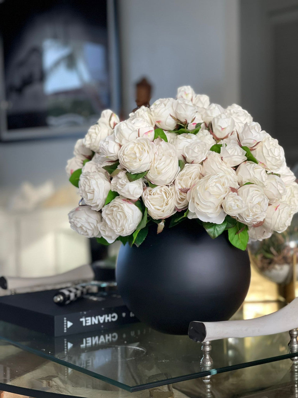 Roses anglaises dans vase bocal noir mat