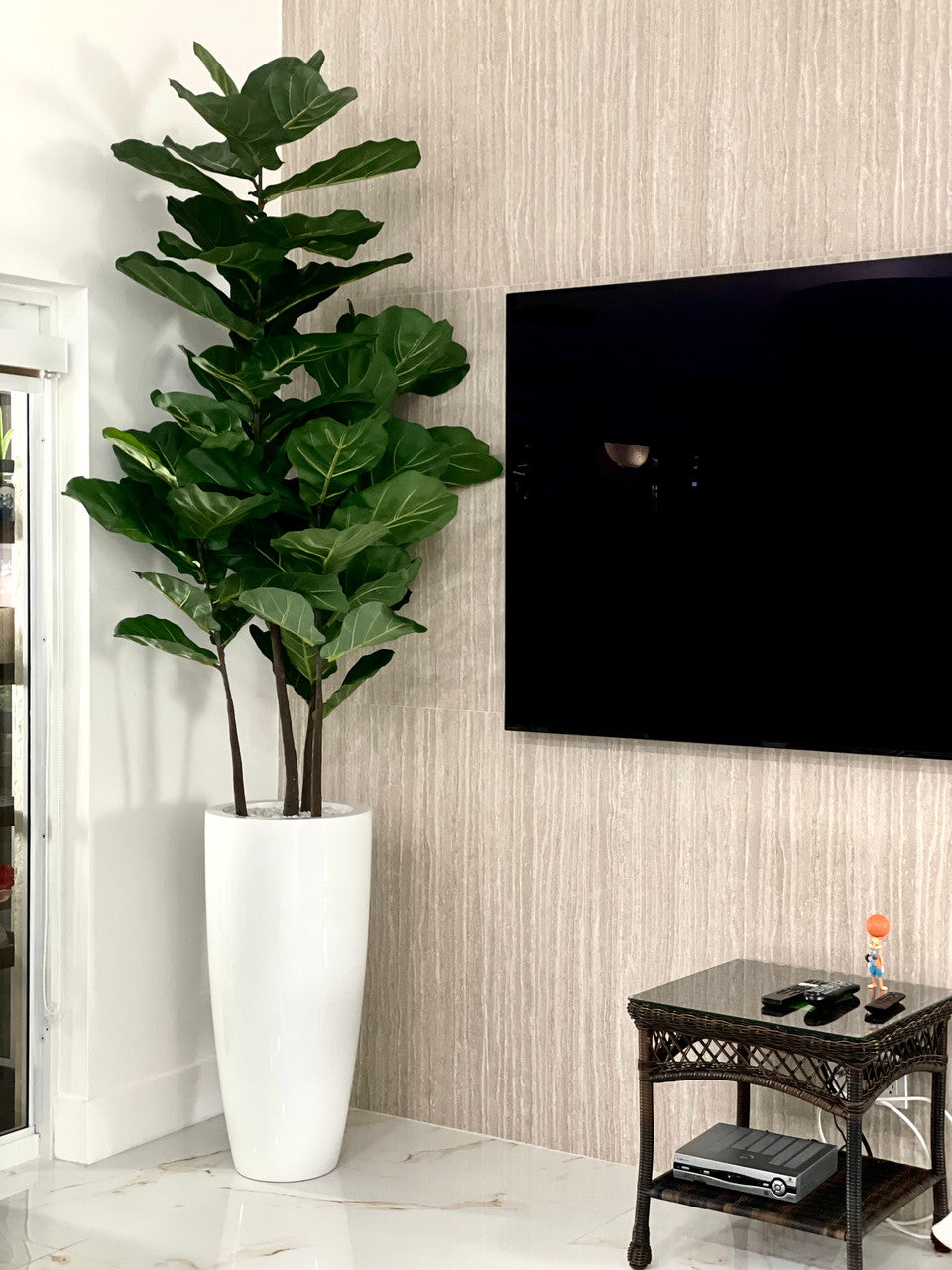 Ficus lyrata avec cache-pot Dax L fibre de verre blanc brillant