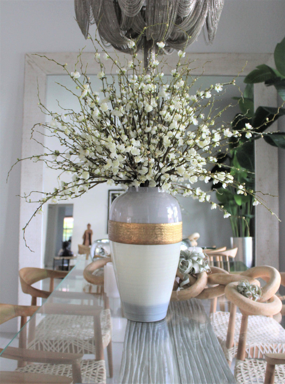 Vase Goddess aux branches de fleurs de cerisier