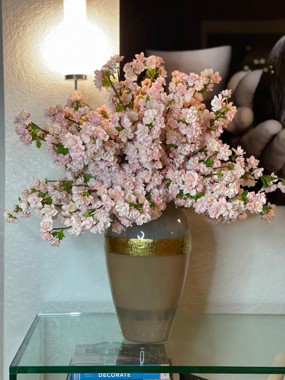 Vase Goddess aux fleurs de cerisier roses