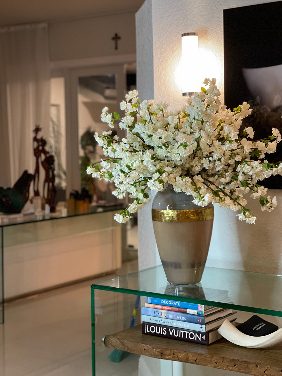 Vase Goddess aux fleurs de cerisier blanches