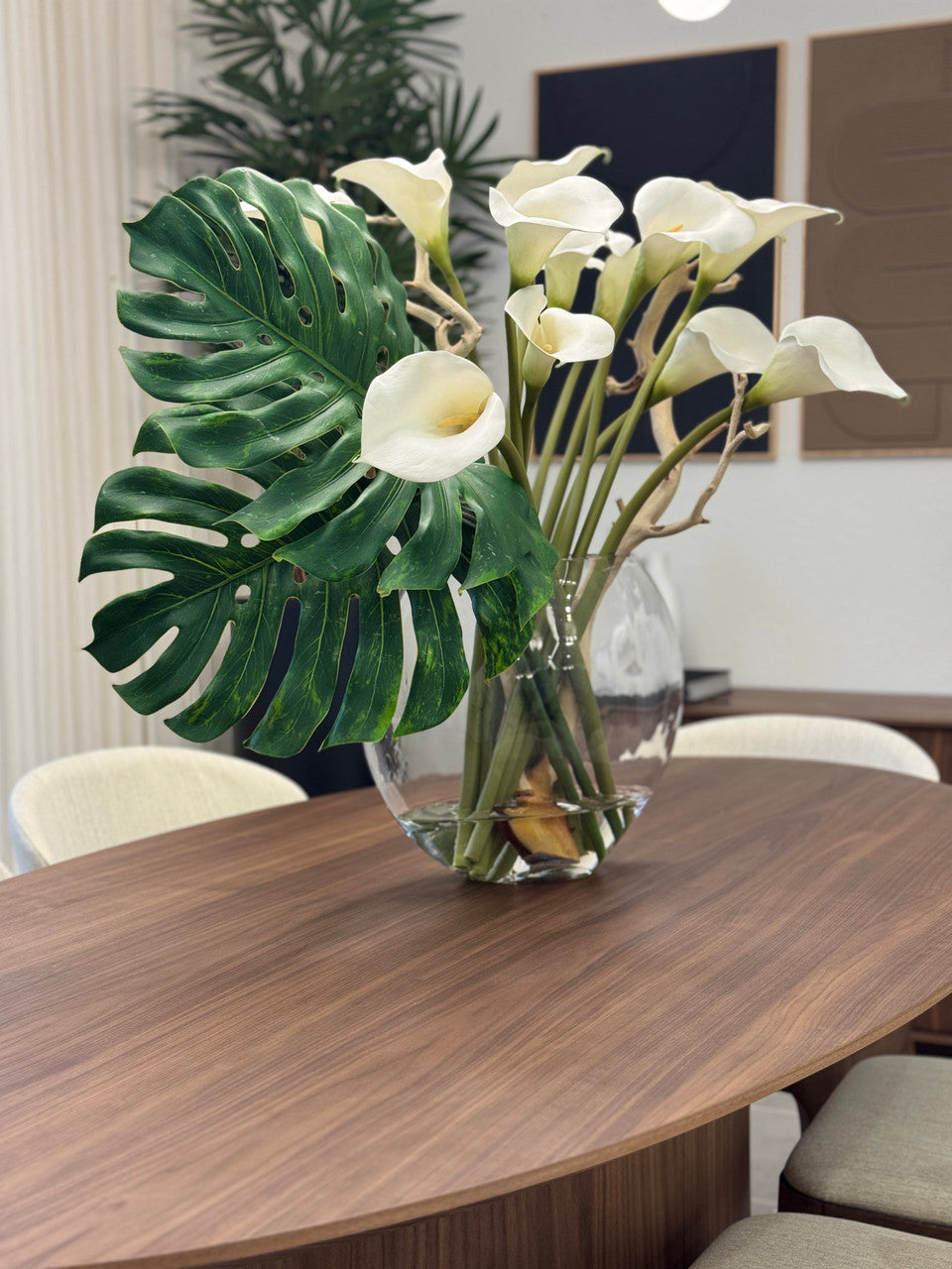 Vase lune soufflé à la main aux callas et feuilles de Monstera