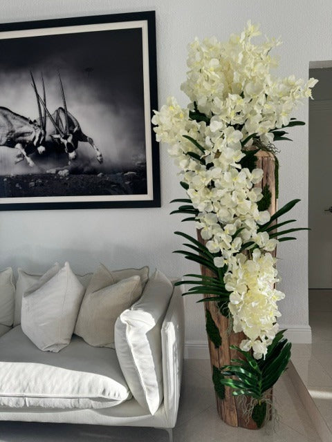 Grand vase en teck bord naturel aux orchidées Vanda blanches
