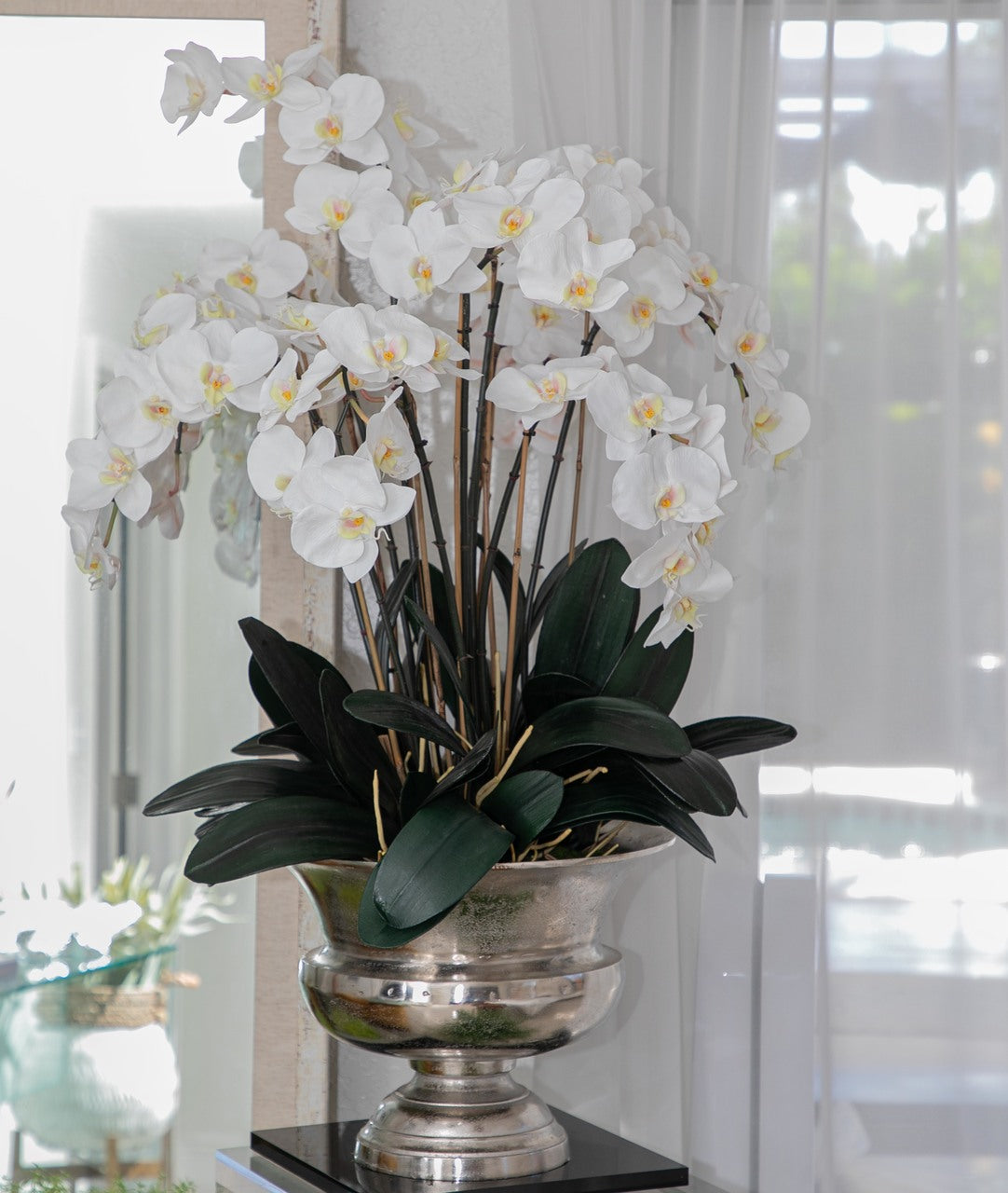 Grande urne Titus aux orchidées Phalaenopsis