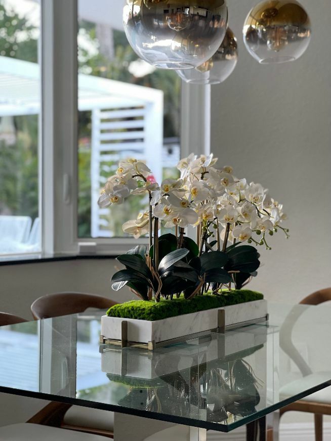 Plateau en marbre sur support en métal au mini-jardin d'orchidées Phalaenopsis