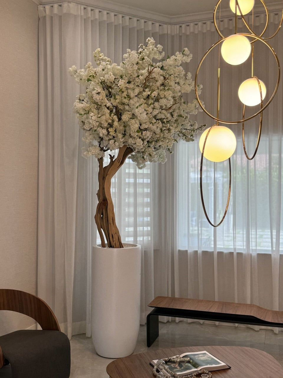 Cache-pot St. Tropez beige mat au cerisier en fleurs blanc sur mesure