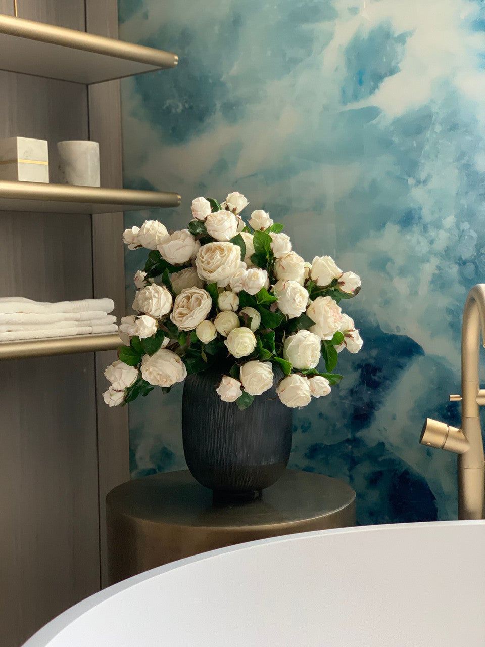 Vase Maxim aux roses blanches