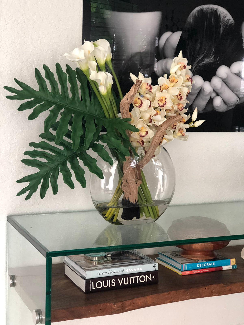 Vase lune aux cymbidiums et callas