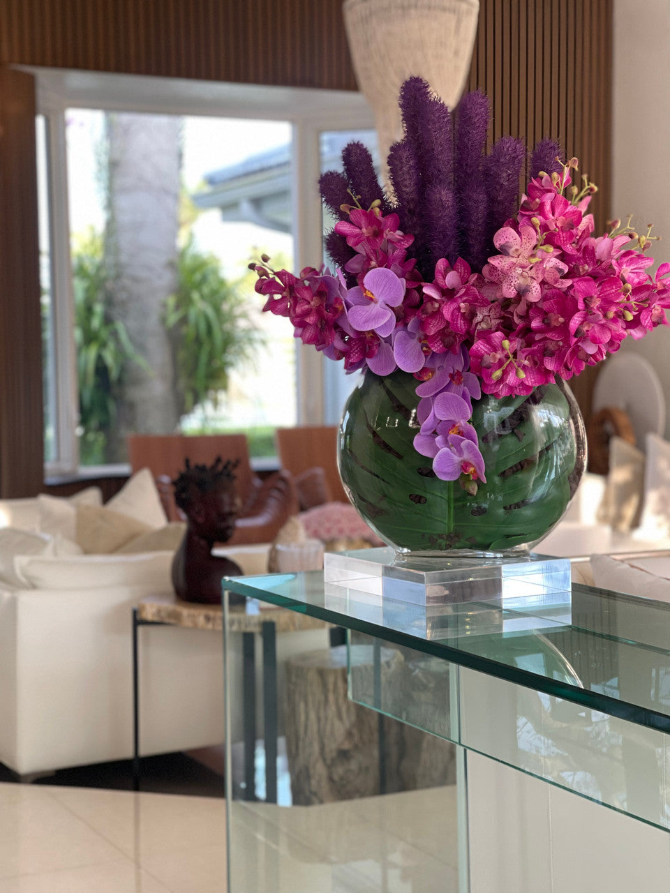 Vase lune aux liatris et orchidées Vanda