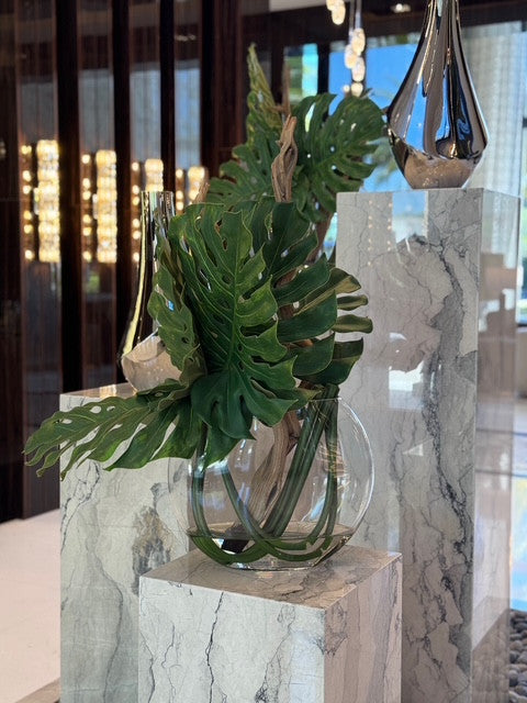 Vase lune à la feuille de Monstera et bois flotté