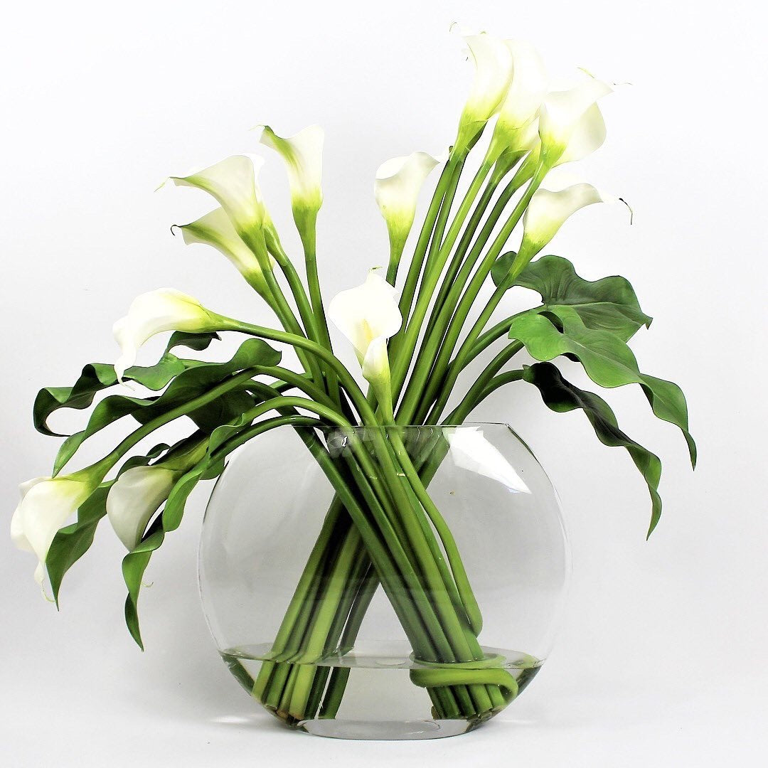 Vase lune aux callas blancs