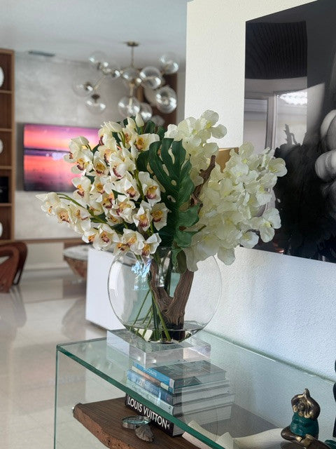 Vase lune aux cymbidiums blancs et Vandas blancs