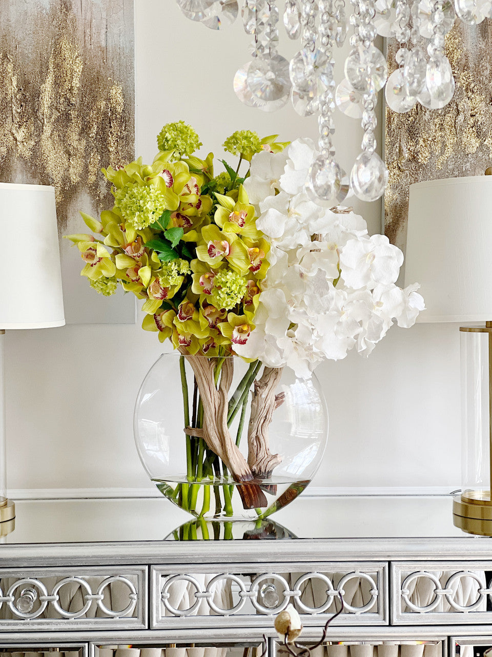 Vase lune aux orchidées Vanda blanches et cymbidiums verts
