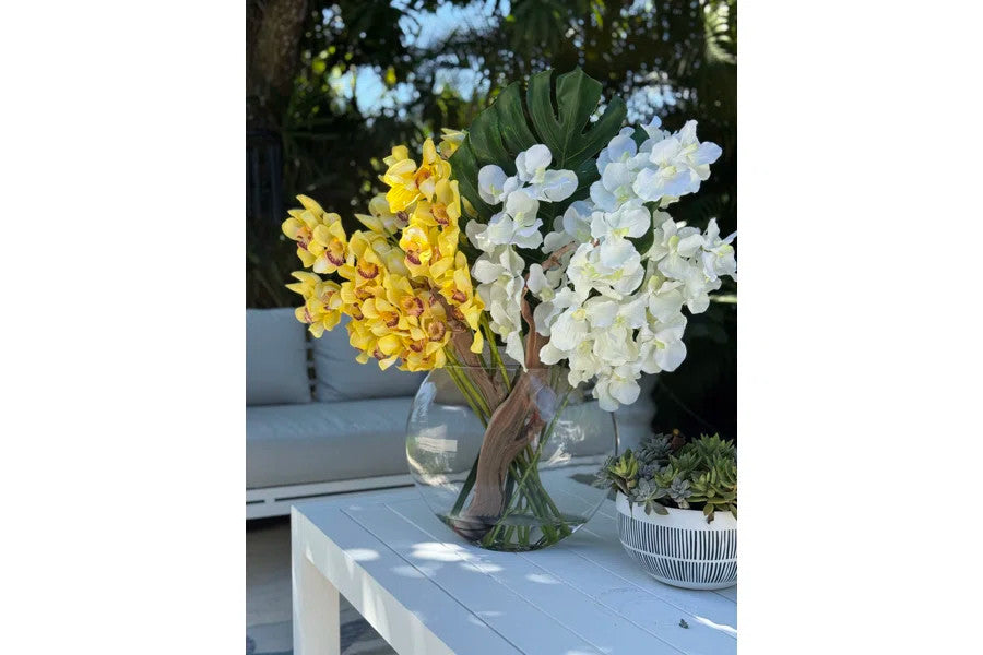 Vase lune aux cymbidiums jaunes et Vandas blancs