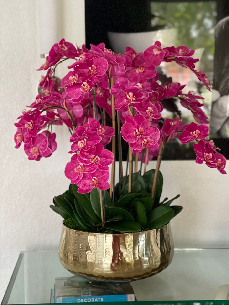 Composition florale d'orchidées Phalaenopsis roses en cache-pot doré moyen
