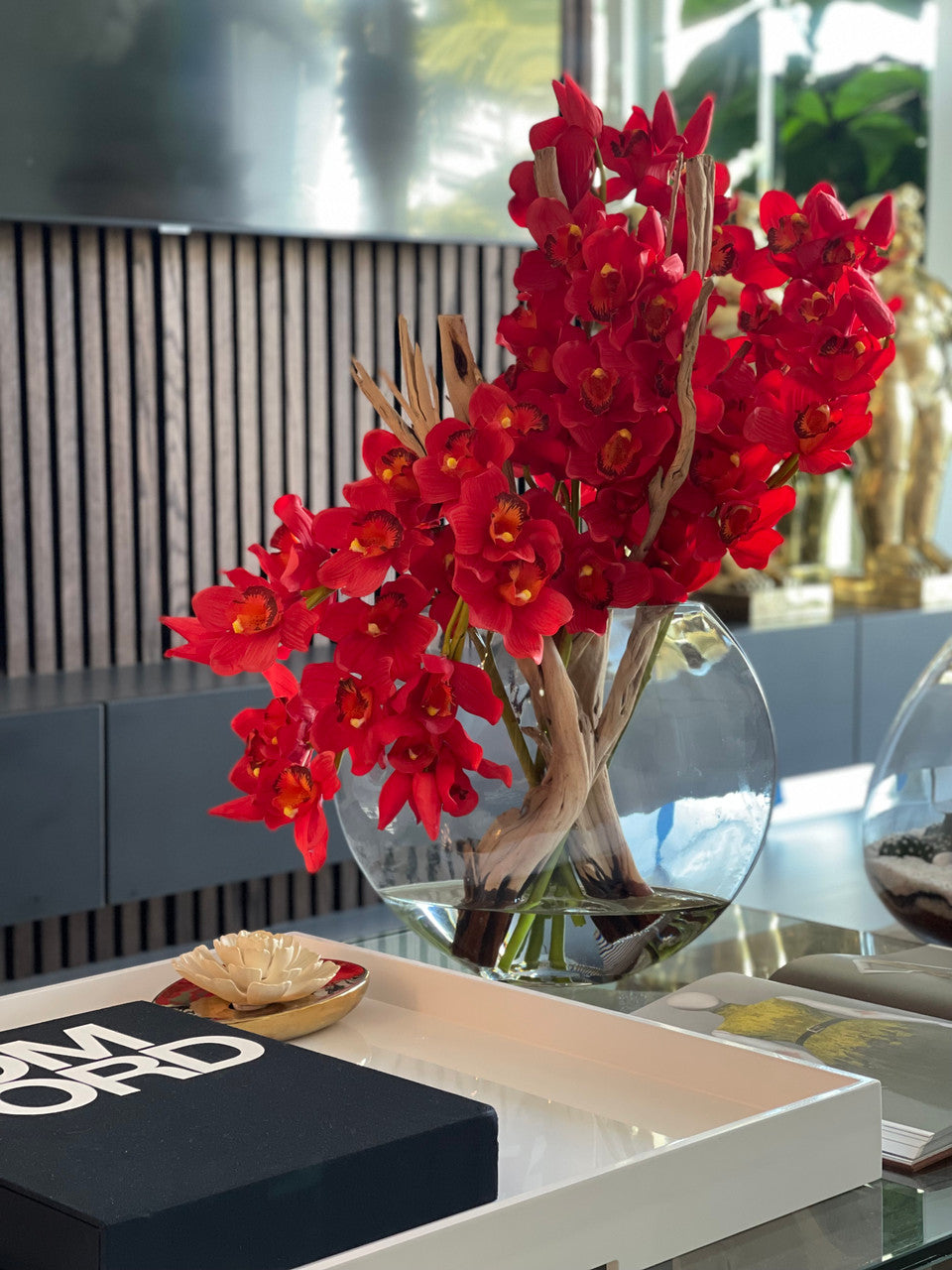 Cymbidiums rouges en vase lune