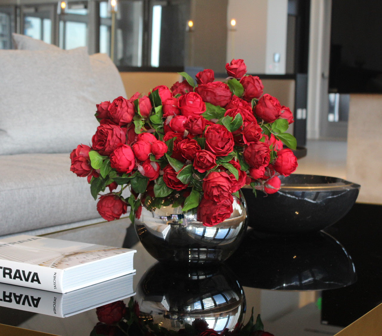 Roses anglaises rouges en coupe en verre mercurisé