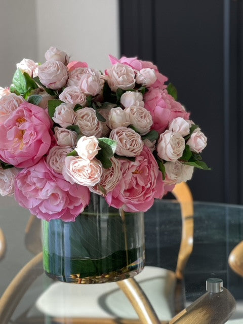 Bouquet Spring Bloom dans cylindre en verre 7" avec feuillage