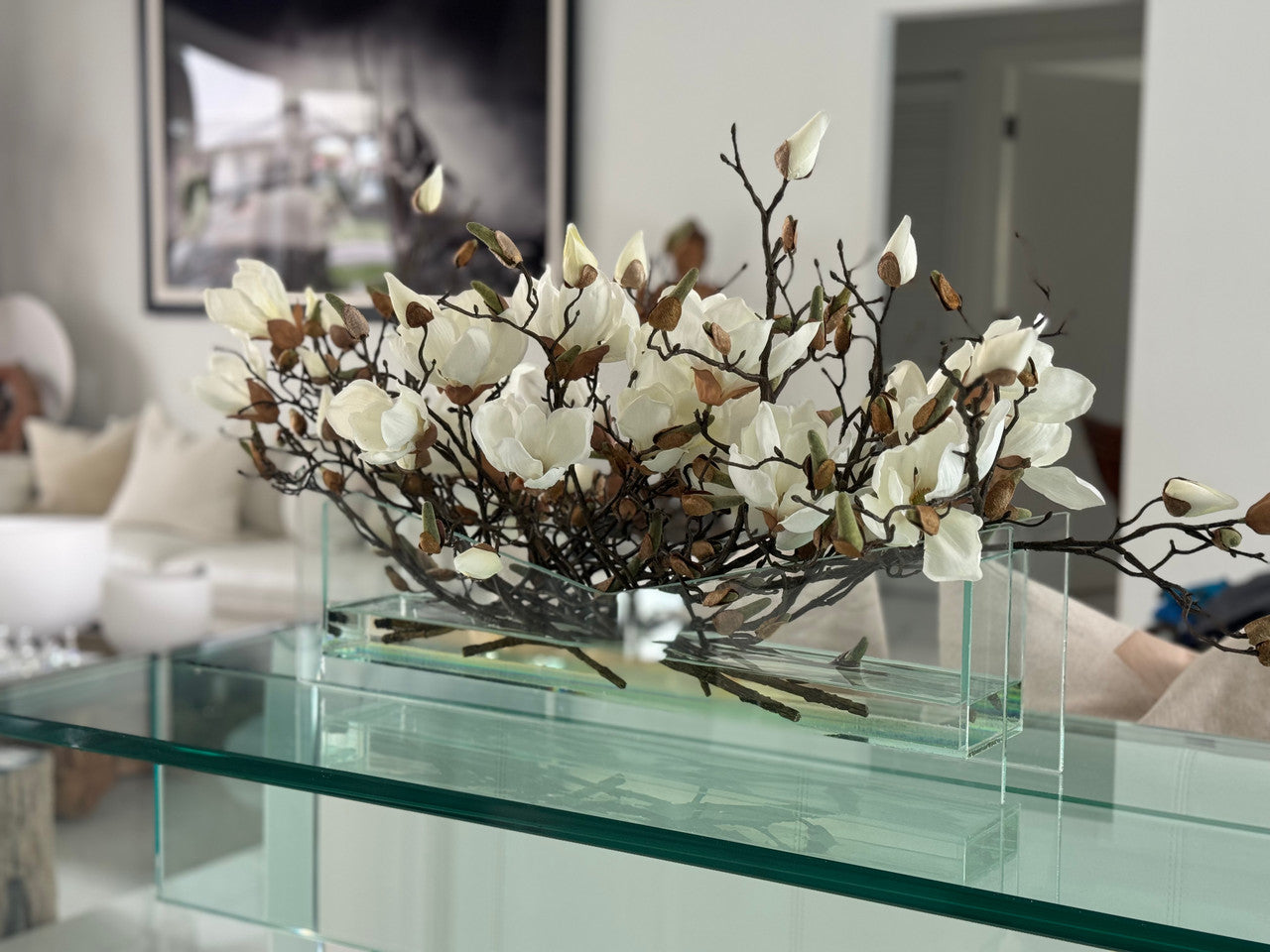 Cache-pot en verre élégant aux magnolias blancs