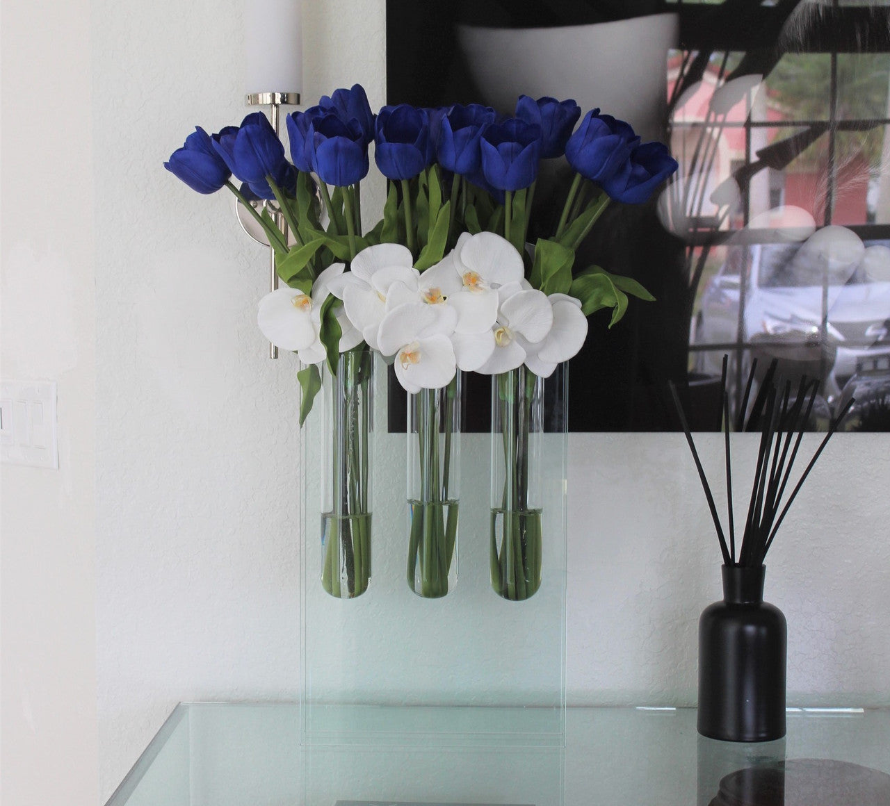 Vase soliflore triple aux tulipes bleues