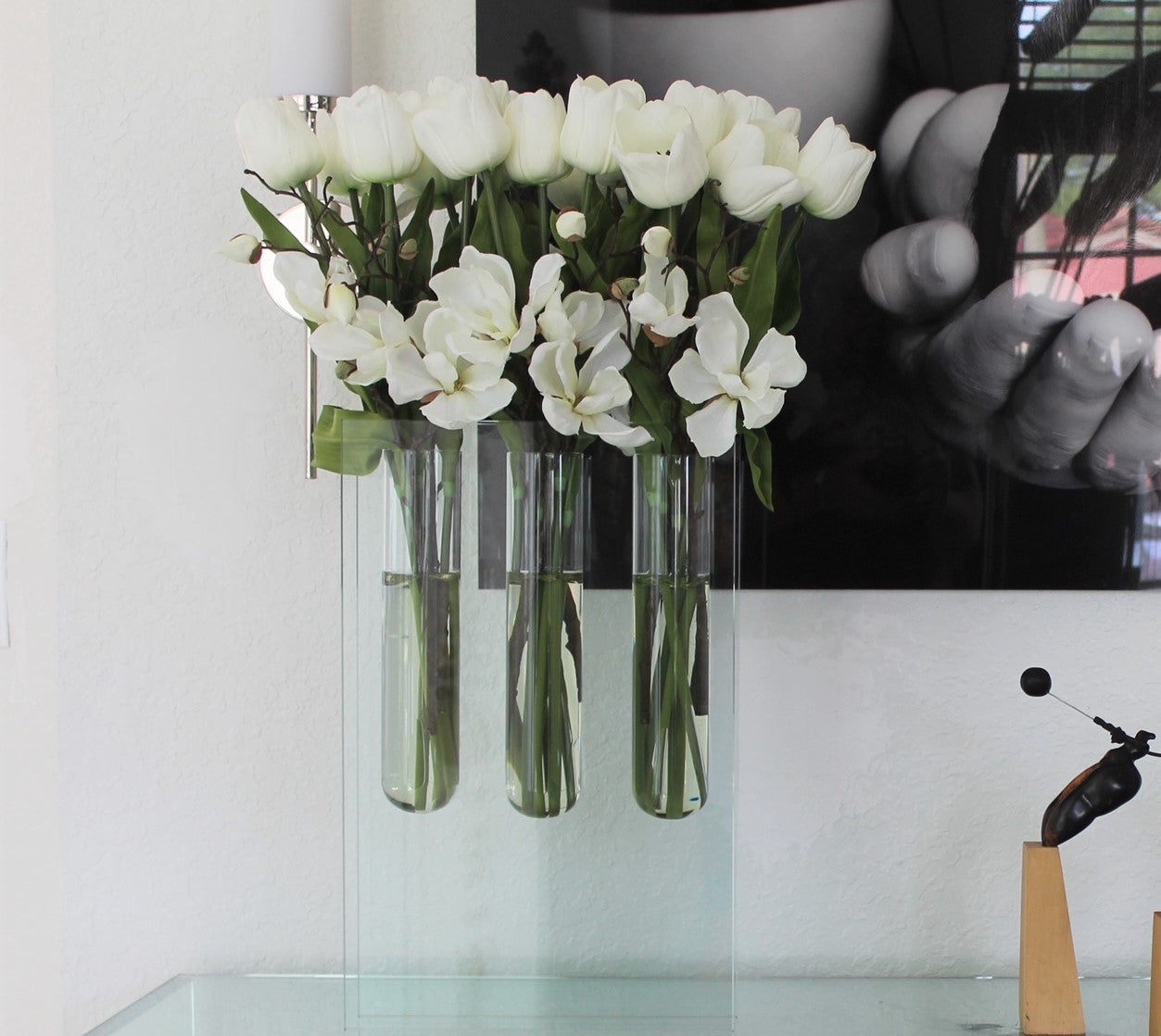 Vase soliflore triple aux tulipes blanches
