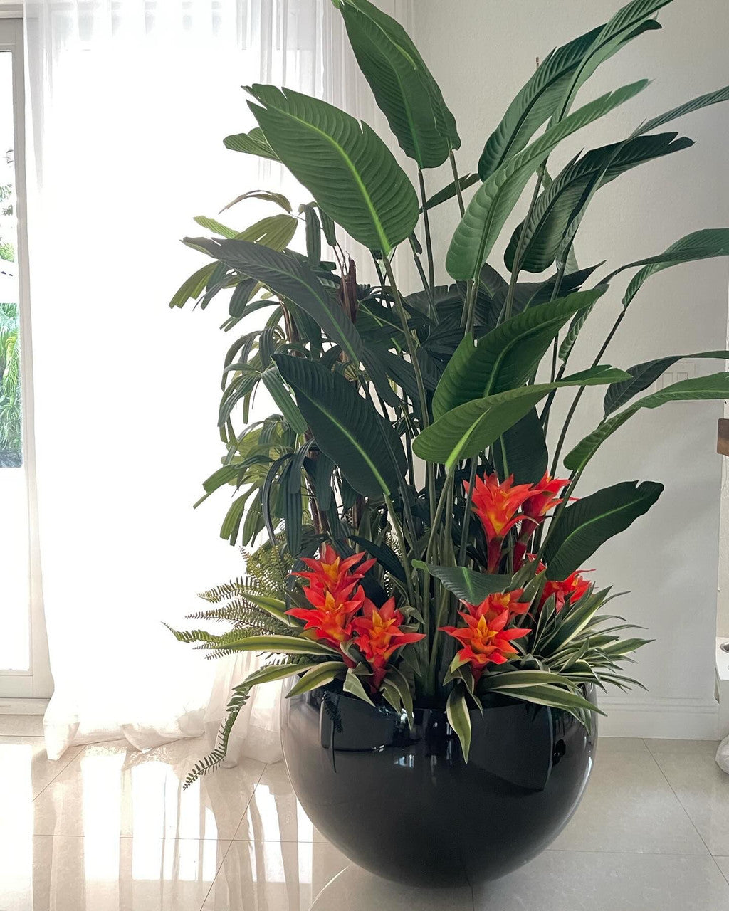 Plantes tropicales mélangées dans cache-pot Terragona noir