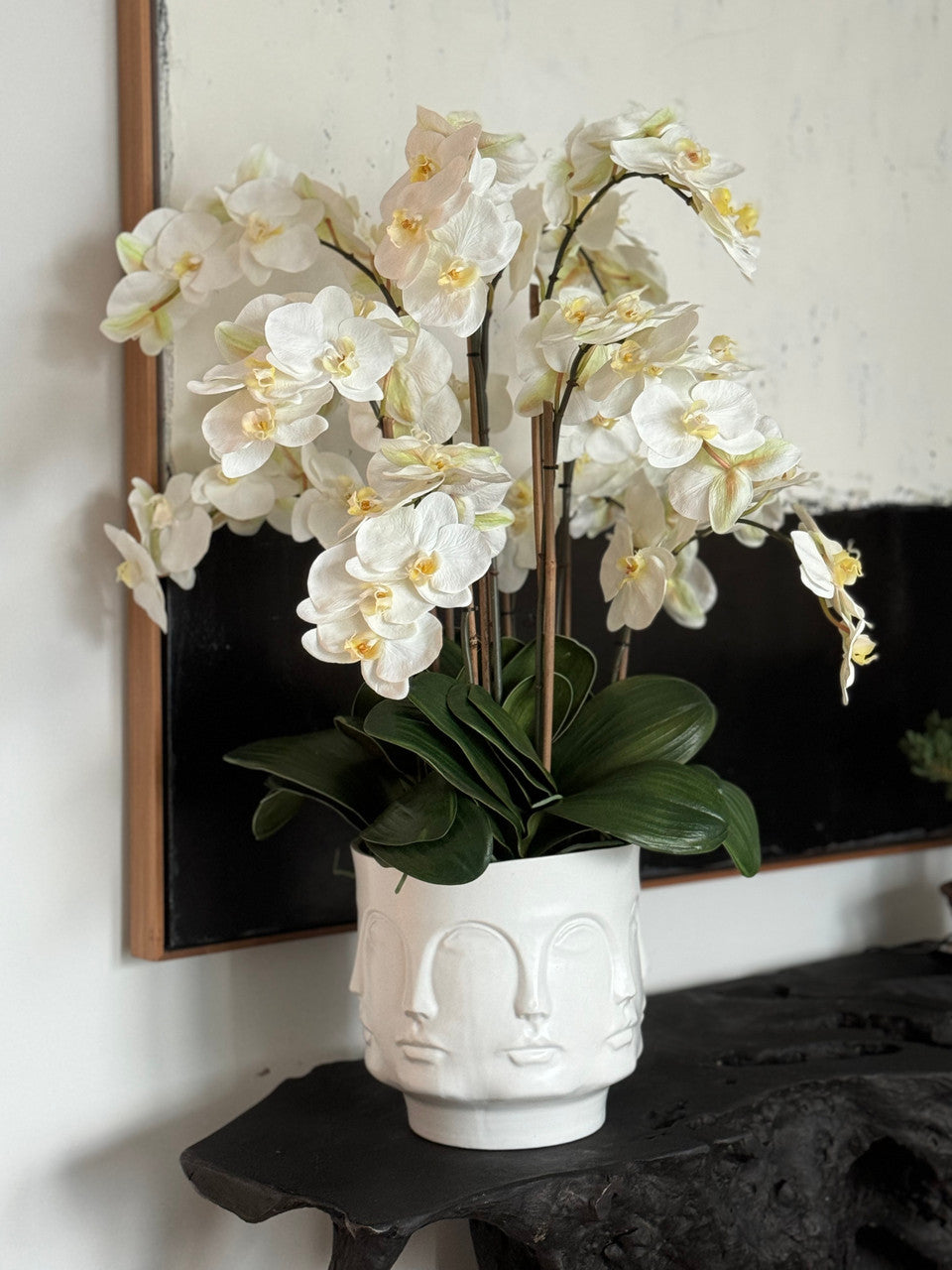 Vase Visage (blanc) aux orchidées