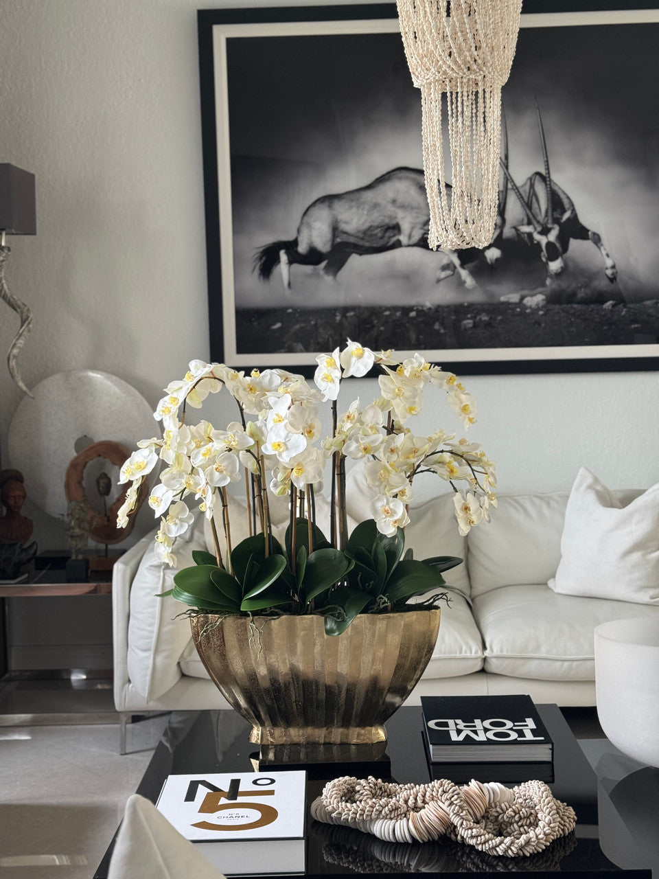 Vase Vivien doré aux orchidées Phalaenopsis blanches