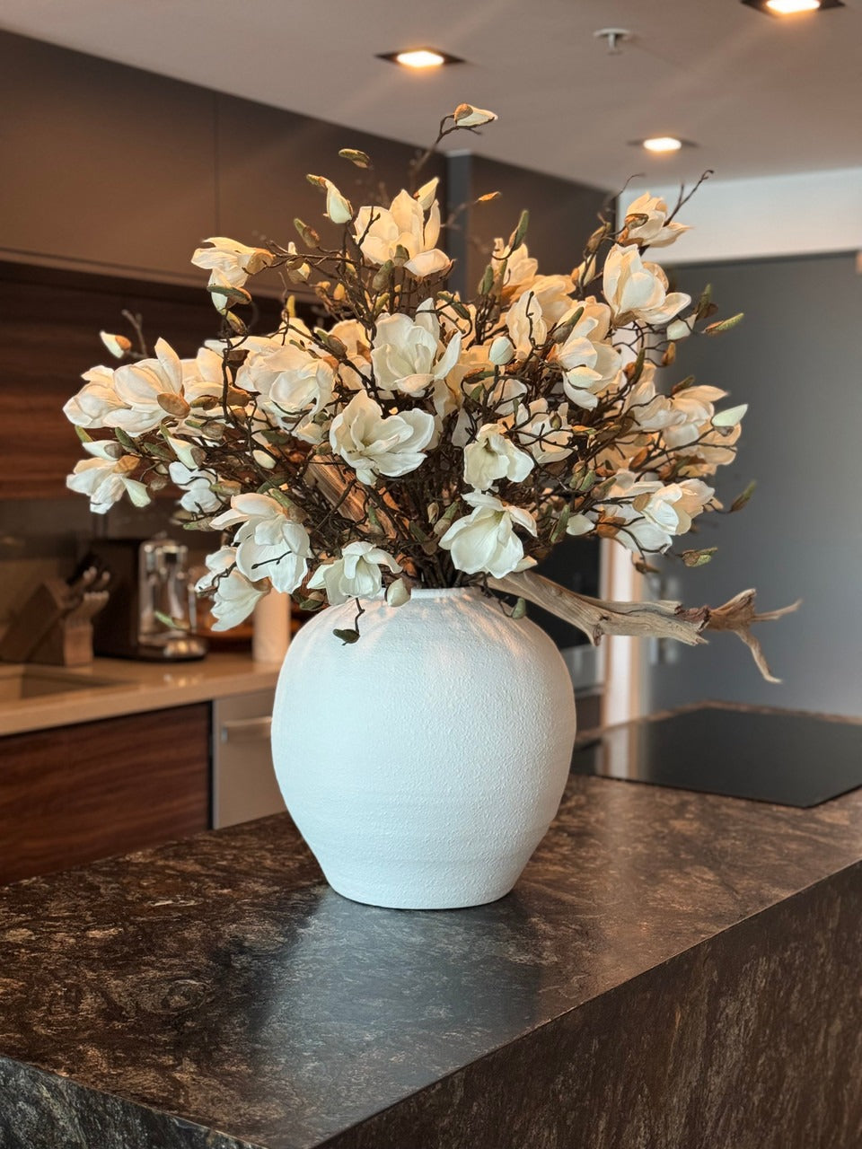 Vase Konos blanc aux magnolias blancs