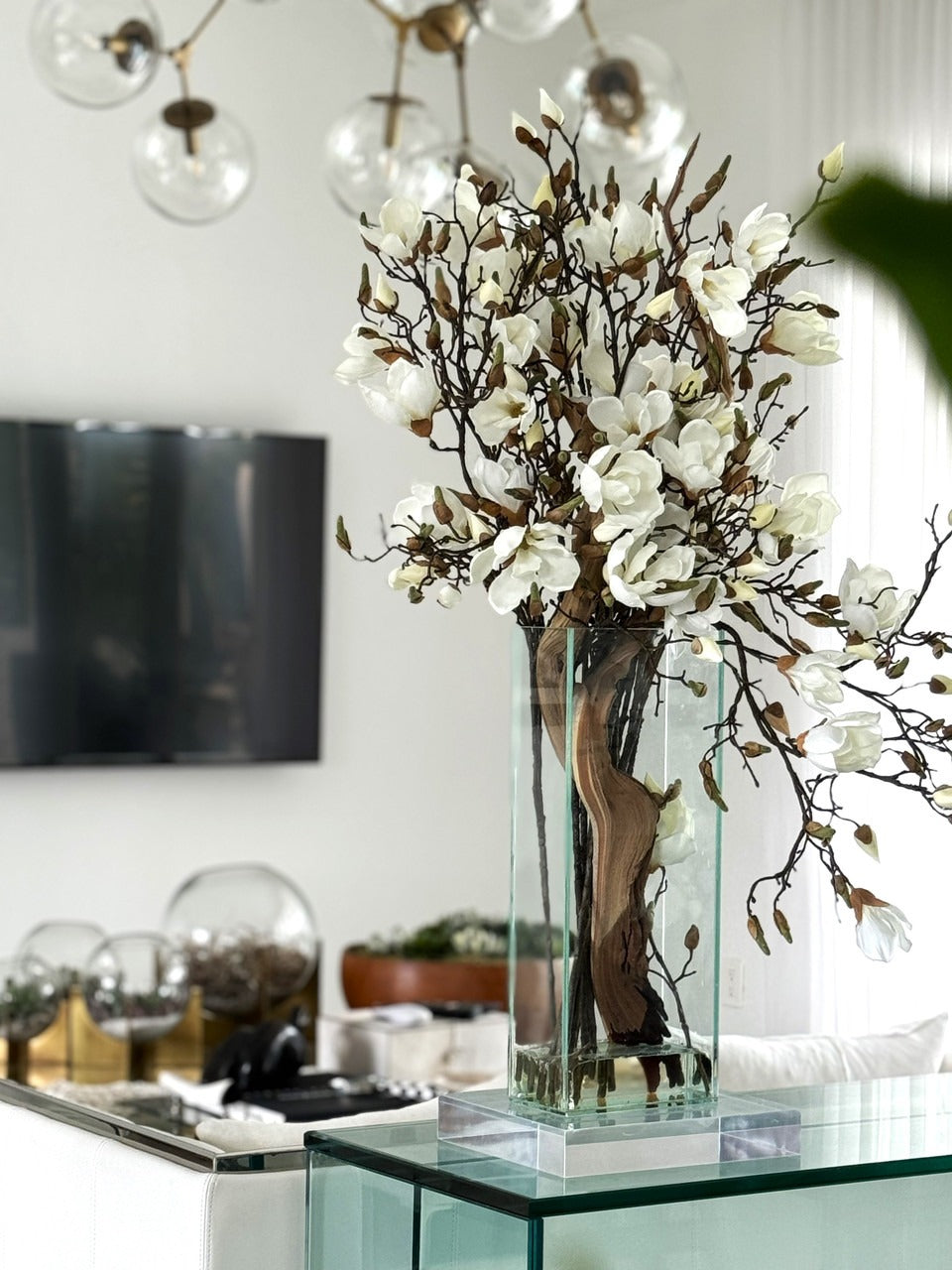 Magnolias blancs dans Casa Moderna 20" haut